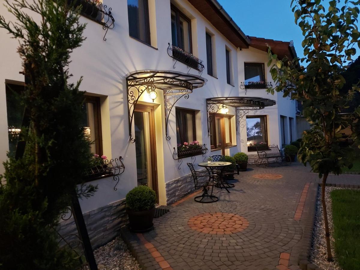 Conacul Poetilor Hotel Gura Raului Exterior photo